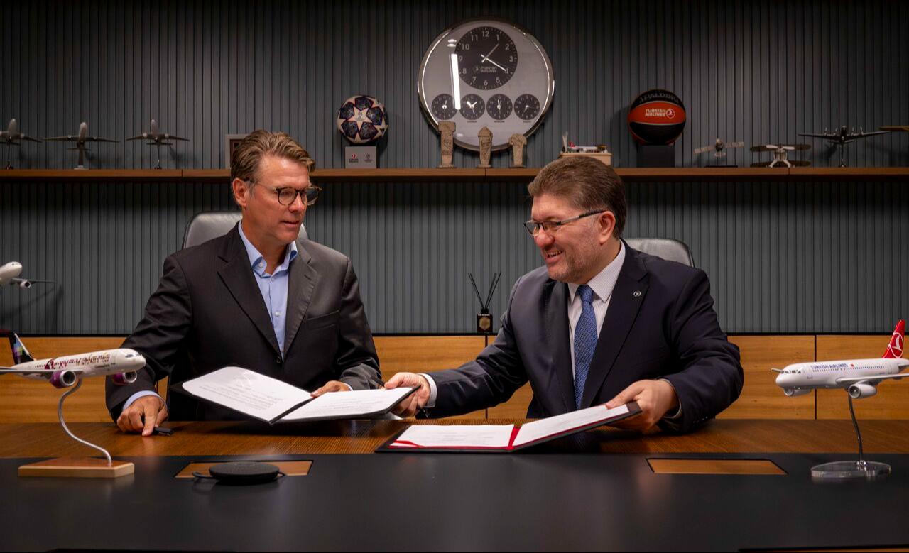 (L-R) Volaris Chief Commercial and Operations Officer Holger Blankenstein and Turkish Airlines Chief Strategy Officer Levent Konukcu sign a codeshare agreement in Istanbul, Türkiye, June 4, 2026. (Photo via Linkedin/blankenstein)