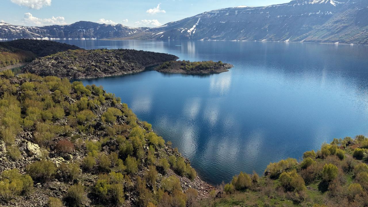 Türkiye’s largest crater lake awakens, revealing hidden lakes