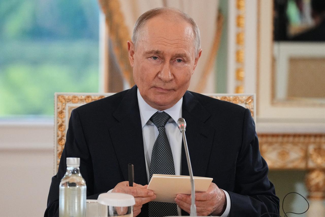Russian President Vladimir Putin meets with representatives of international news agencies on the sidelines of the St. Petersburg International Economic Forum at the Constantine Palace in Saint Petersburg, June 4, 2026. (AFP Photo)