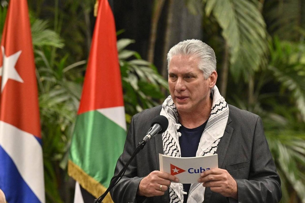 Cuban President Miguel Diaz-Canel delivers a speech wearing a Palestinian kufiya during a meeting with young Palestinian medical students in Havana, Nov. 17, 2023. (AFP Photo)