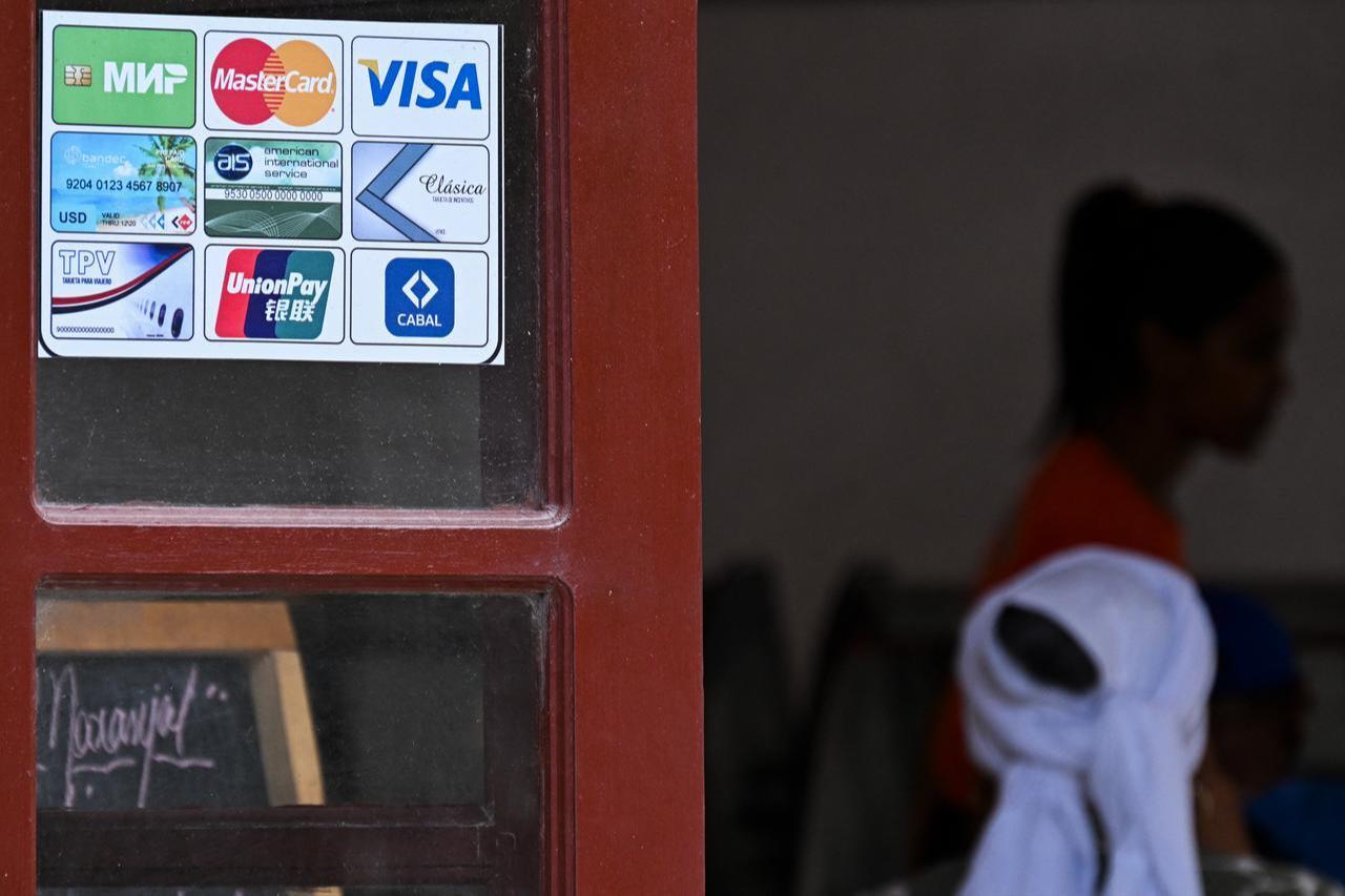 A retail establishment displays various types of bank cards that can be used for payments in Havana on June 3, 2026. (AFP Photo)