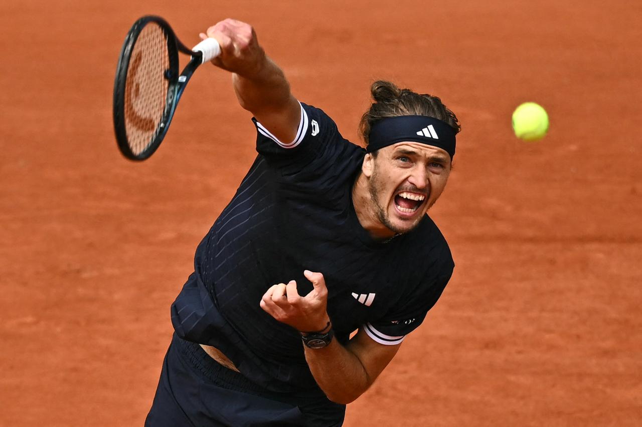 Roland Garros final set: Zverev defeats Mensik, Cobolli advances after Arnaldi withdrawal Image