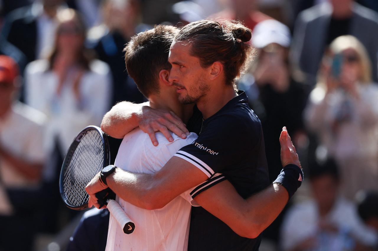Winner Germany's Alexander Zverev (R) greets Czech Republic's Jakub Mensik at the end of their men's semi final singles match on day 13 of the French Open tennis tournament on Court Philippe-Chatrier at the Roland-Garros Complex in Paris, June 5, 2026. (AFP Photo)