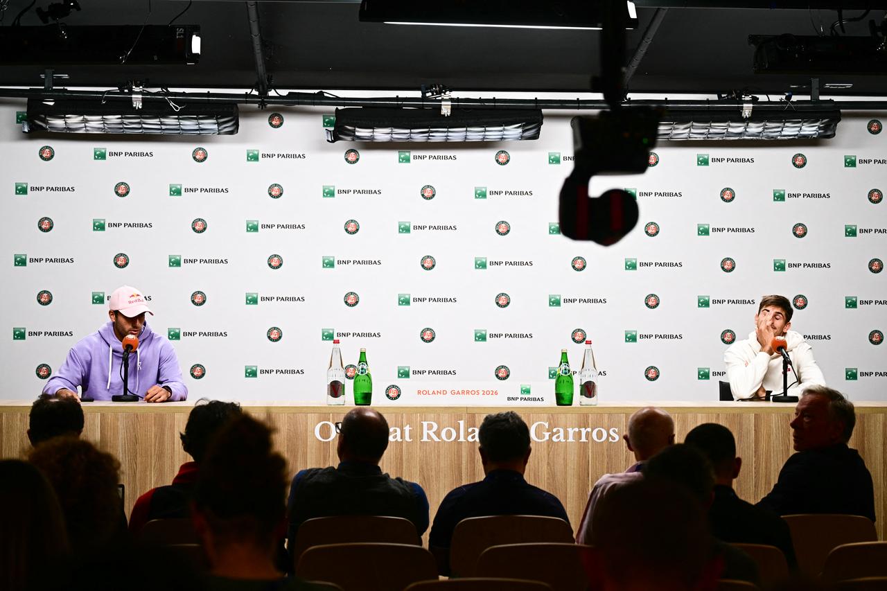 Italy's Matteo Arnaldi (R) and Italy's Flavio Cobolli give a press conference following the forfeit of Arnaldi ahead of their men's semi final singles match on day 13 of the French Open tennis tournament on Court Philippe-Chatrier at the Roland-Garros Complex in Paris, June 5, 2026. (AFP Photo)