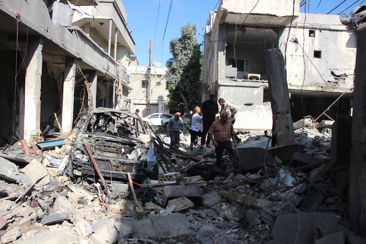 People inspect the aftermath at the site of an Israeli strike that hit the previous day in the southern Lebanese coastal city of Tyre, June 5, 2026. (AFP Photo)