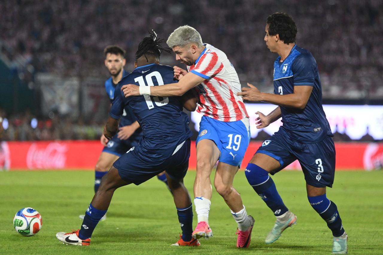 Nicaragua's midfielder #10 Jacob Montes and Paraguay's forward #19 Julio Enciso fight for the ball during the international friendly football match between Paraguay and Nicaragua at the Defensores del Chaco Stadium in Asuncion, June 5, 2026. (AFP Photo)
