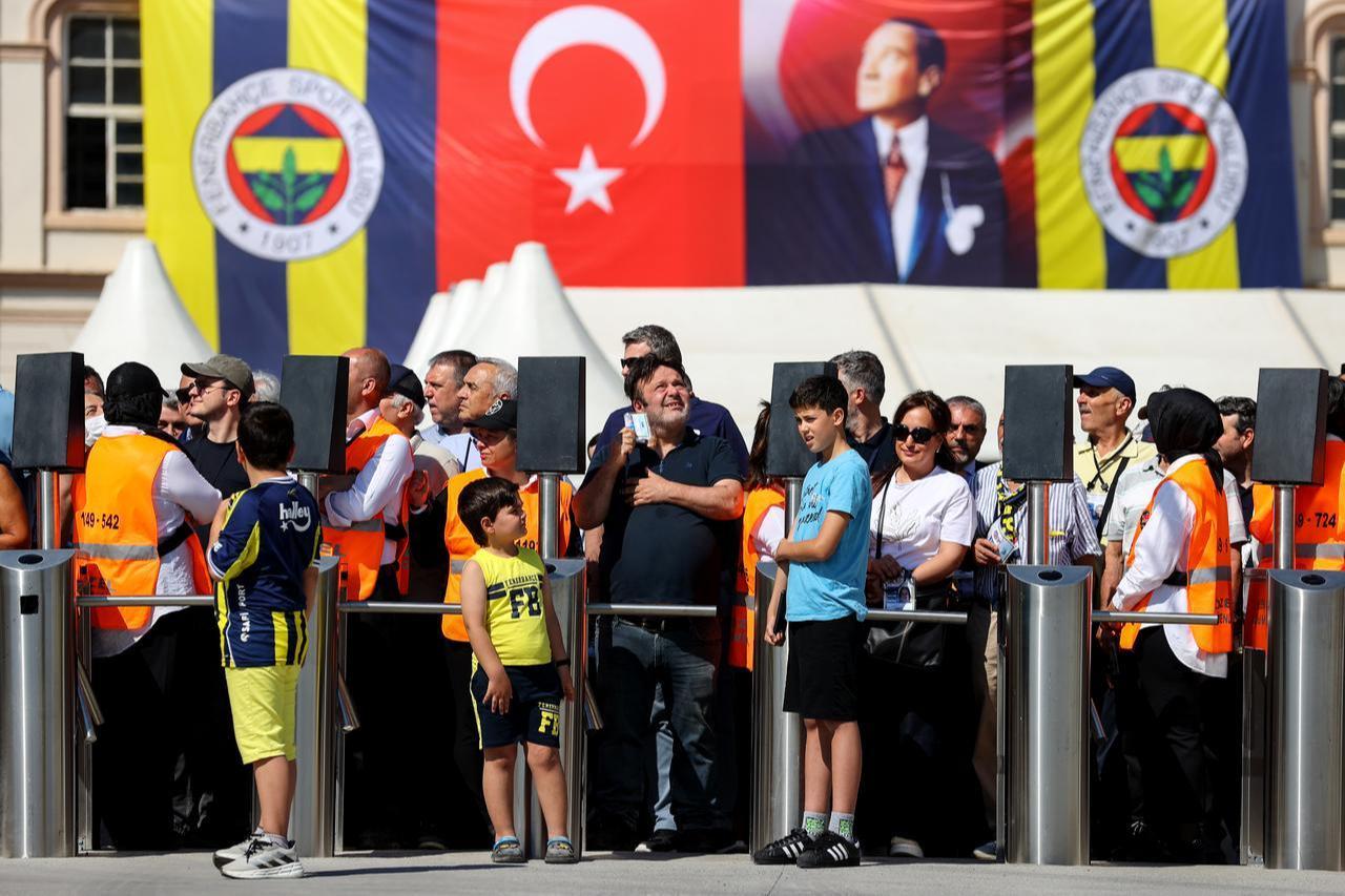 Voting has begun at Fenerbahçe Club’s extraordinary general assembly, where Aziz Yildirim and Hakan Safi are vying for the presidency. Türkiye, on June 7, 2026. (AA Photo)