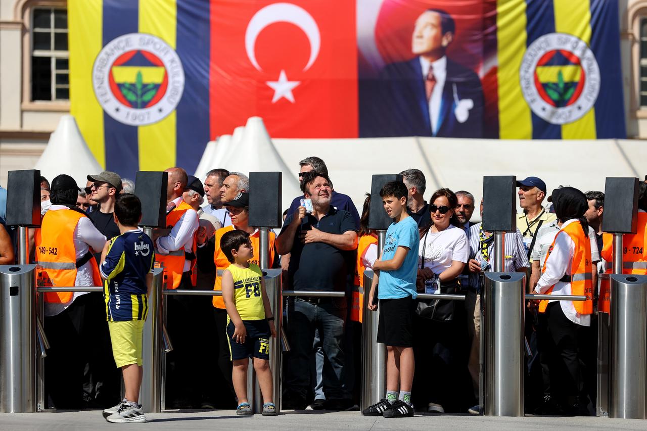 Fenerbahce votes for new president as 30,000 members head to polls