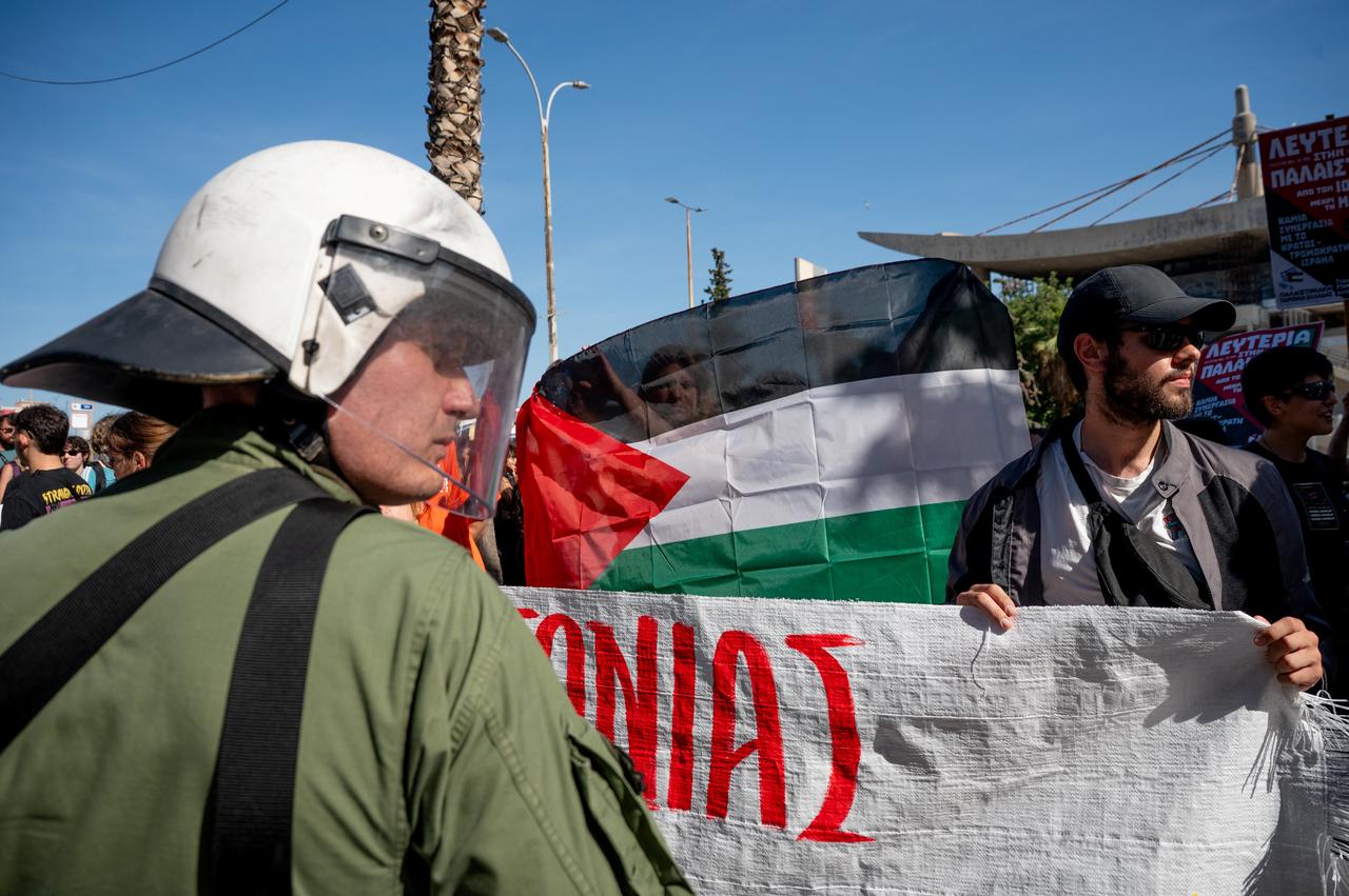 Israeli tourists travel on buses past pro-Palestinian protestors and Greek security forces after their arrival aboard Israeli owned cruise ship MS Crown Iris at the port of Piraeus in Athens on June 3, 2026, during a demonstration against Israeli tourists visiting Greece. (AFP Photo)
