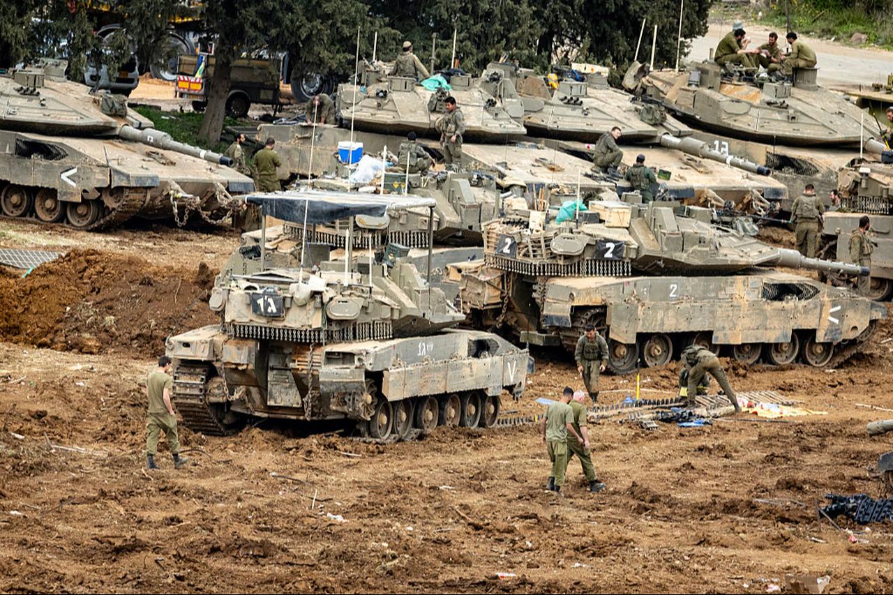 Israeli soldiers work on the belts for their tanks at a staging area in the Upper Galilee in northern Israel near the border with Lebanon, March 13, 2026. (AFP Photo)