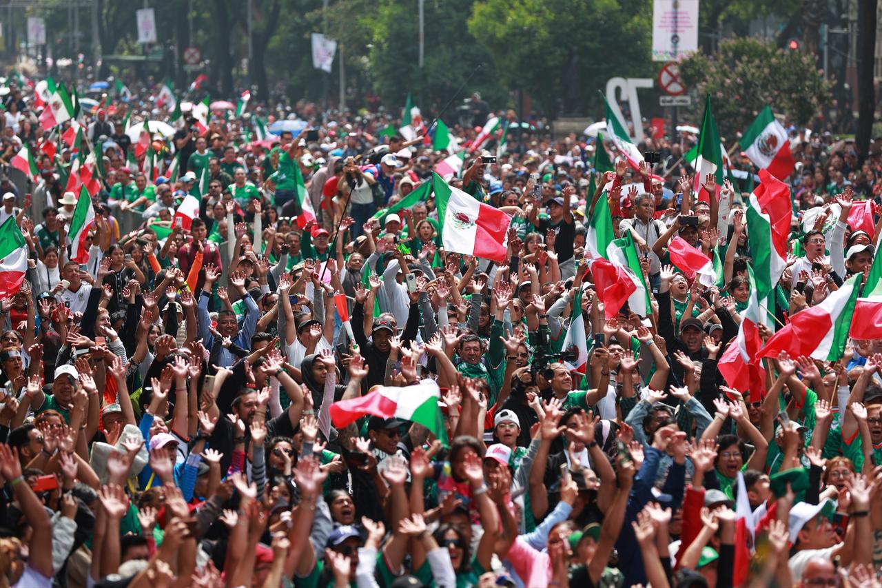People gather before a Guinness World Record attempt for the world’s largest Mexican Wave in Mexico City on June 6, 2026. (AA Photo)