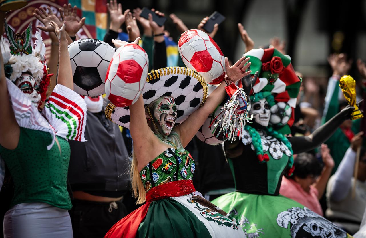 Women dressed as Catrinas take part in a Guinness World Record attempt for the world’s largest Mexican Wave in Mexico City on June 6, 2026. (AFP Photo)