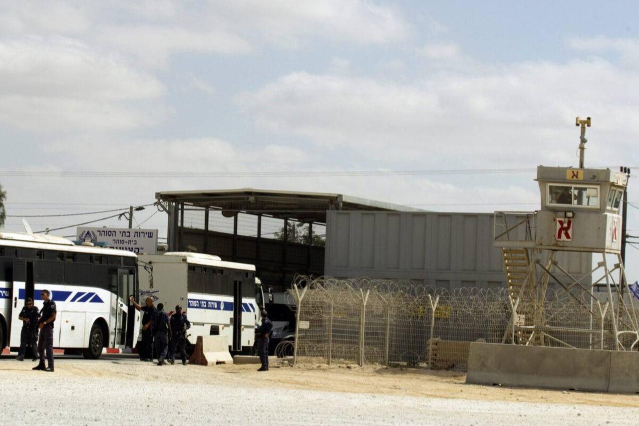 Palestinian prisoners set to be released as part of the first stage of an Israeli-Palestinian prisoner exchange arrive at Ketziot jail on October 16, 2011. (AFP Photo)