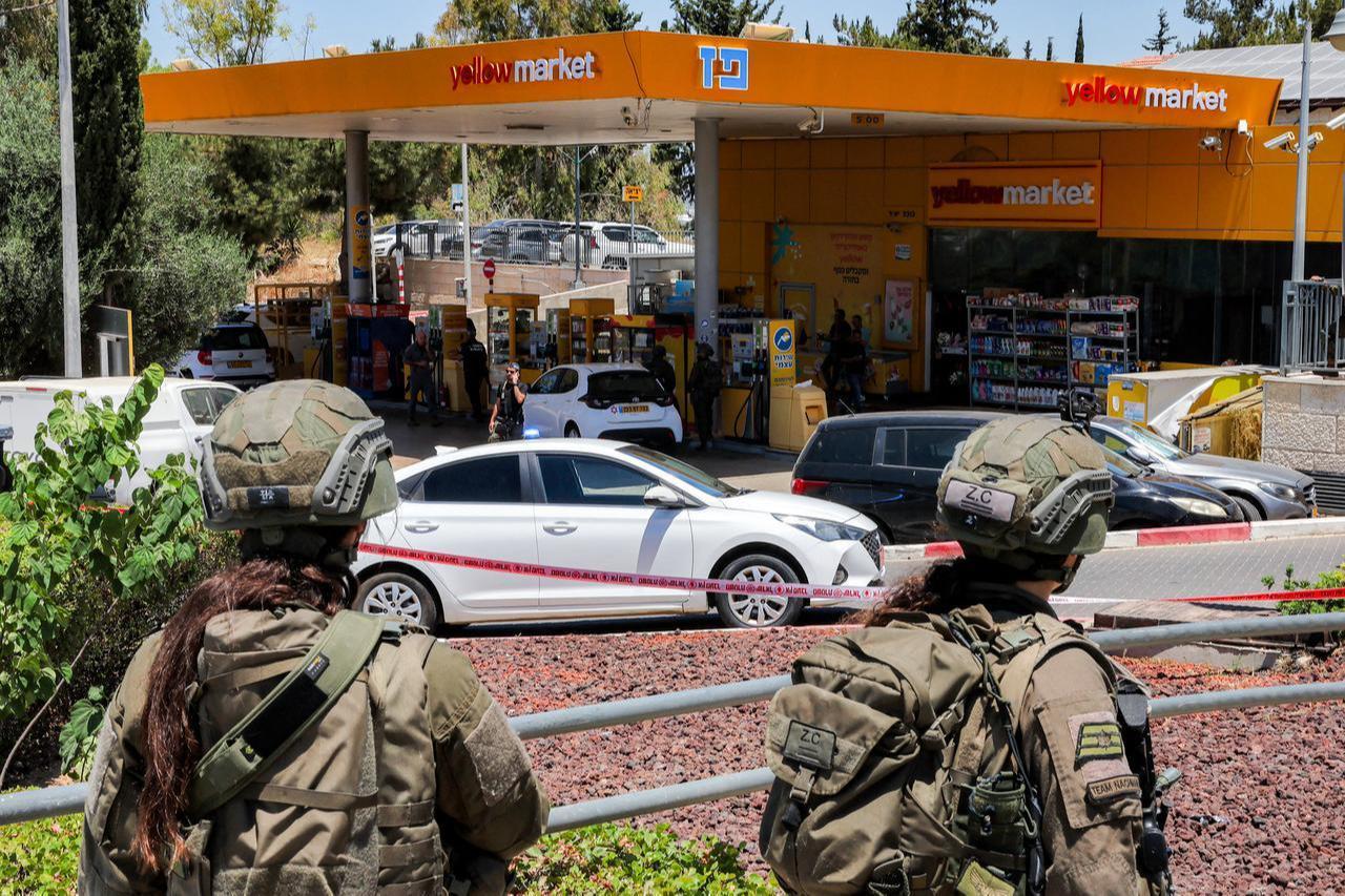 Israeli security forces gather at a petrol station following a suspected shooting attack near the town of Kokhav Yair in central Israel close to the occupied West Bank, June 7, 2026. (AFP Photo)
