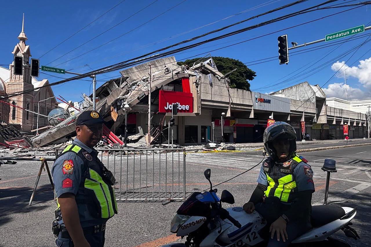 7.8 magnitude earthquake strikes southern Philippines, killing at least 14