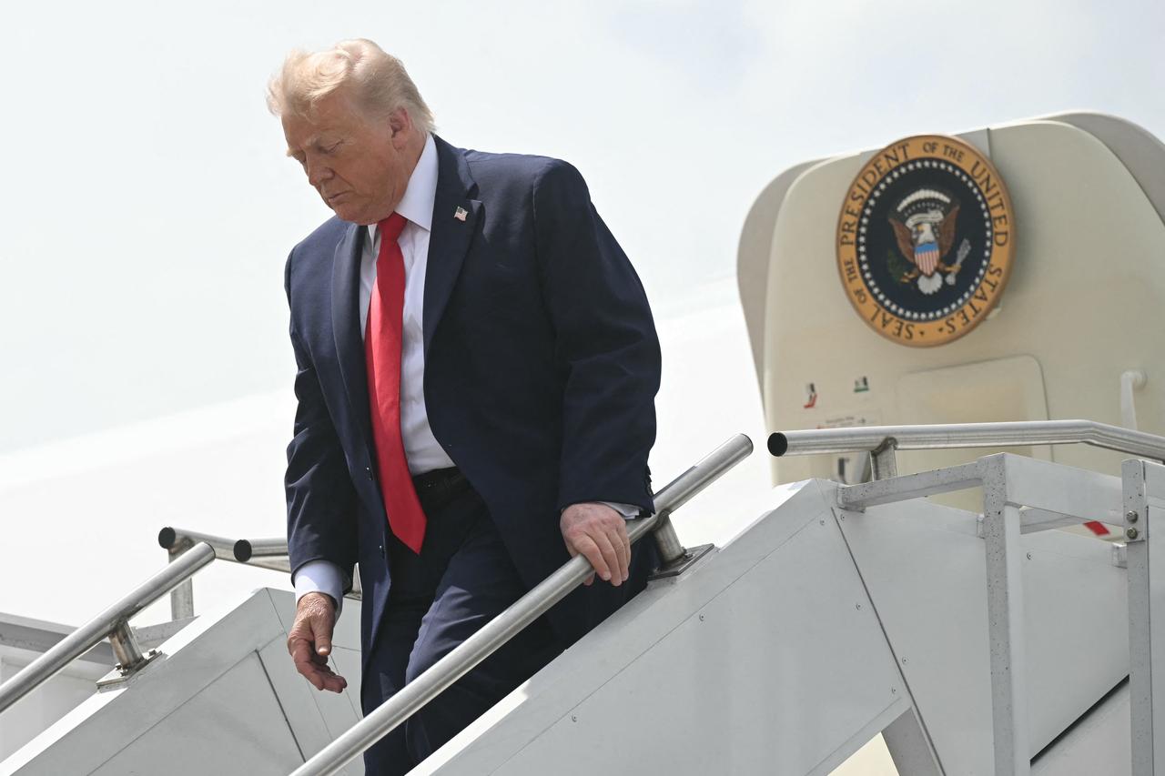 US President Donald Trump disembarks from Air Force One at Chippewa Valley Regional Airport in Eau Claire, Wisconsin, June 5, 2026. (AFP Photo)