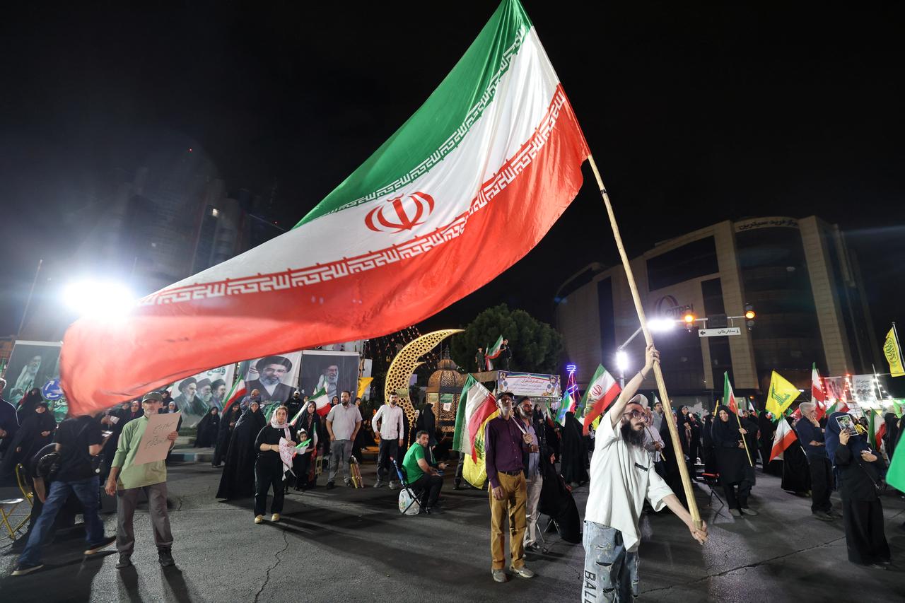 Pro-government Iranian demonstrators wave flags of Iran and Lebanon's Hezbollah movement after Isreali strikes on Beirut's southern suburbs in Tehran, Iran, June 7, 2026. (AFP Photo)