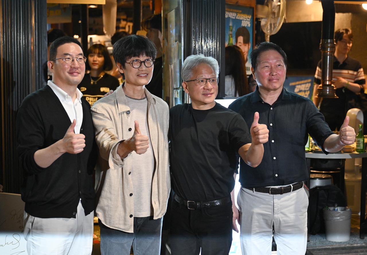 Nvidia CEO Jensen Huang (2nd R) poses for photos with SK Group Chairman Chey Tae-won (R), LG Group Chairman Koo Kwang-mo (L) and Naver founder and Chairman Lee Hae-jin (2nd L) after their dinner at a Korean barbecue restaurant in Seoul, South Korea, on June 5, 2026. (AFP Photo)