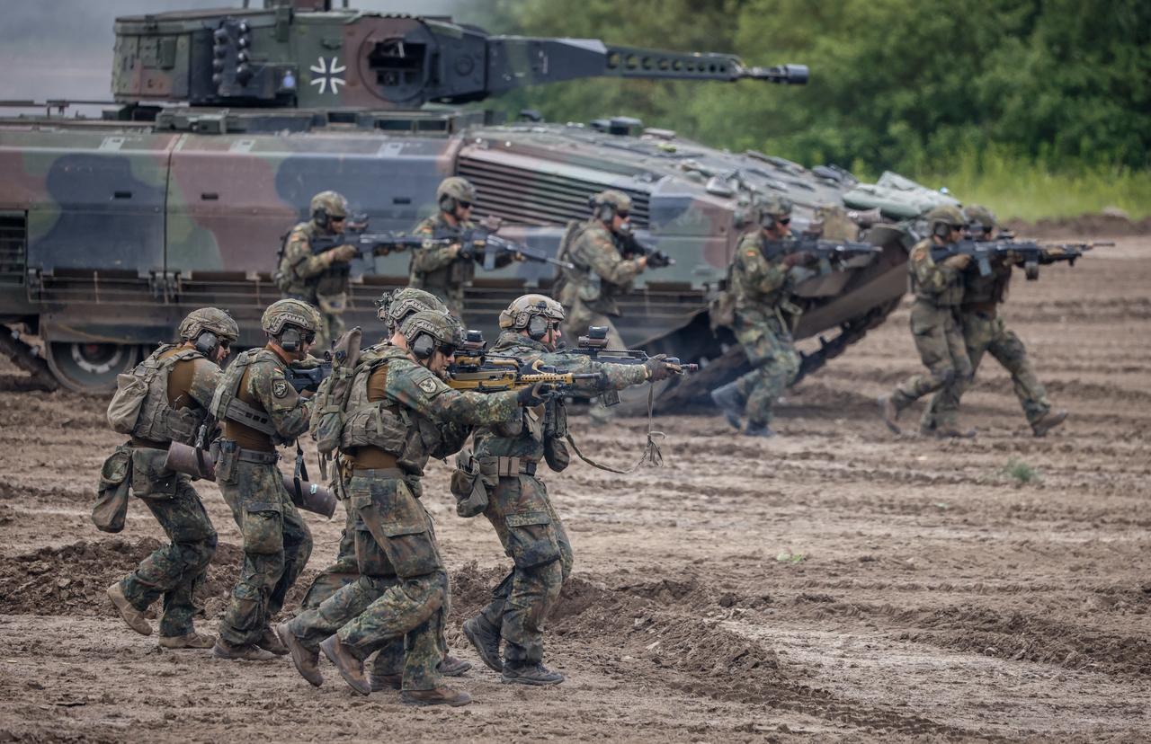 Soldiers of the German armed forces, the Bundeswehr, train during an exercise by the armored infantrymen Training Battalion 92 at the military training area in Munster, northern Germany, June 5, 2026. (AFP Photo)
