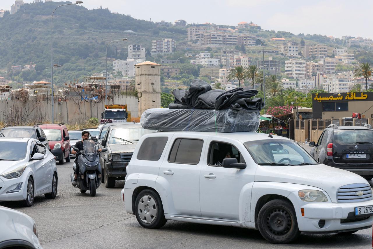 Vehicles wait in traffic as people fleeing from Tyre in southern Lebanon after Israel's evacuation warning seek refuge in more northerly Sidon, June 9, 2026. (AFP Photo)