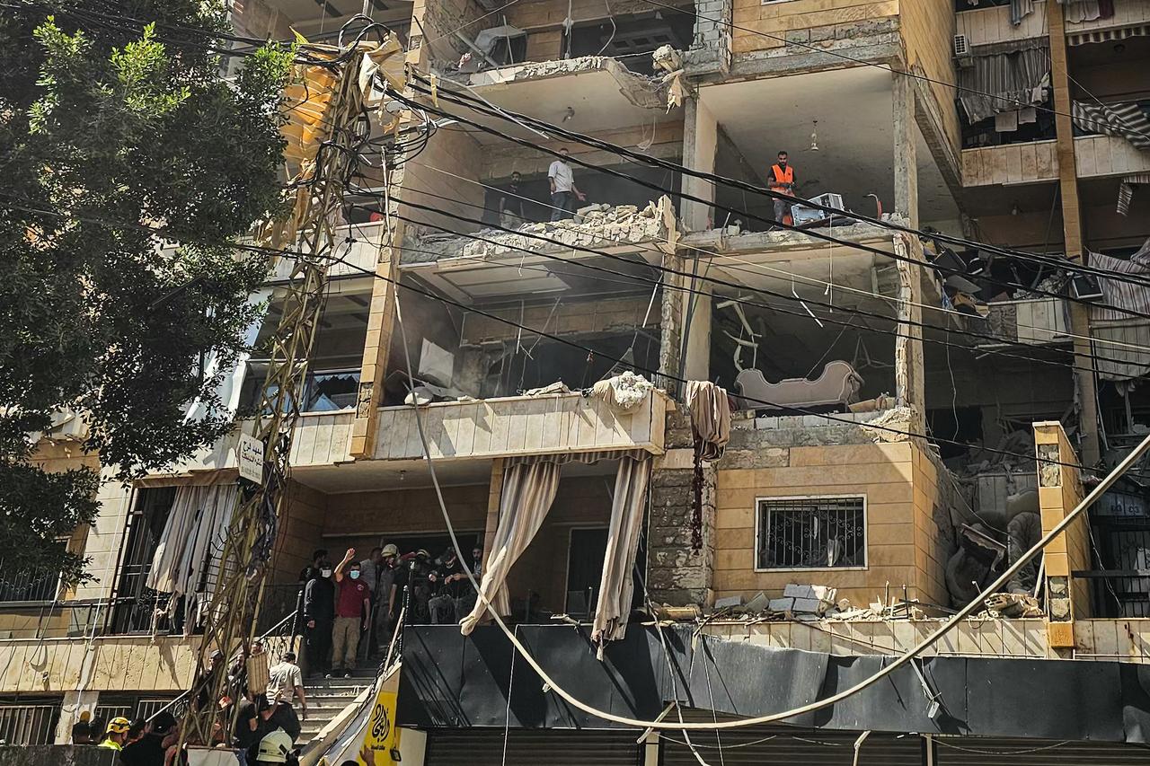 First responders inspect damage at the site of an Israeli airstrike on an apartment building in Beirut's southern suburbs, Lebanon, June 7, 2026. (AFP Photo)