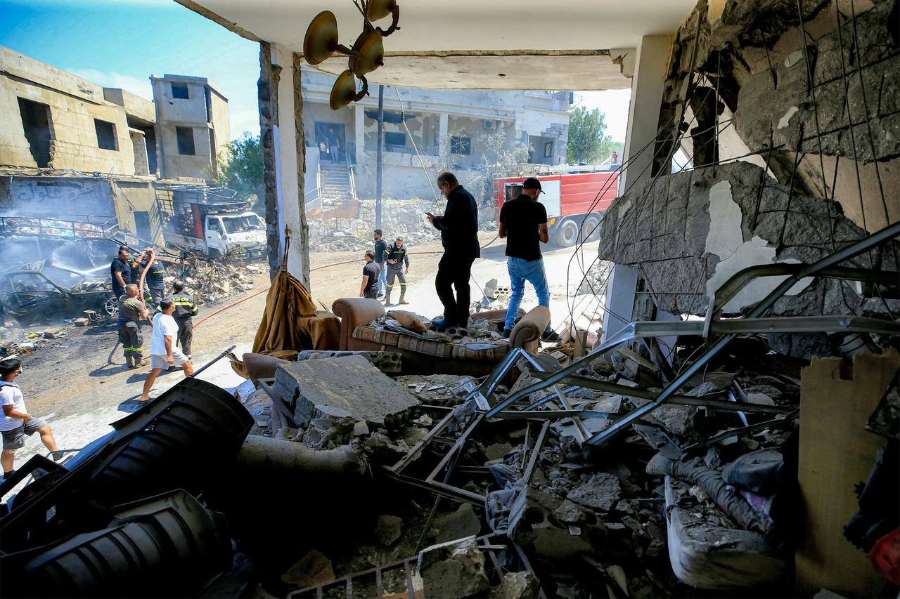 People inspect damage following Israeli bombardment on a building in the village of Saksakiyeh in southern Lebanon, June 6, 2026. (AFP Photo)