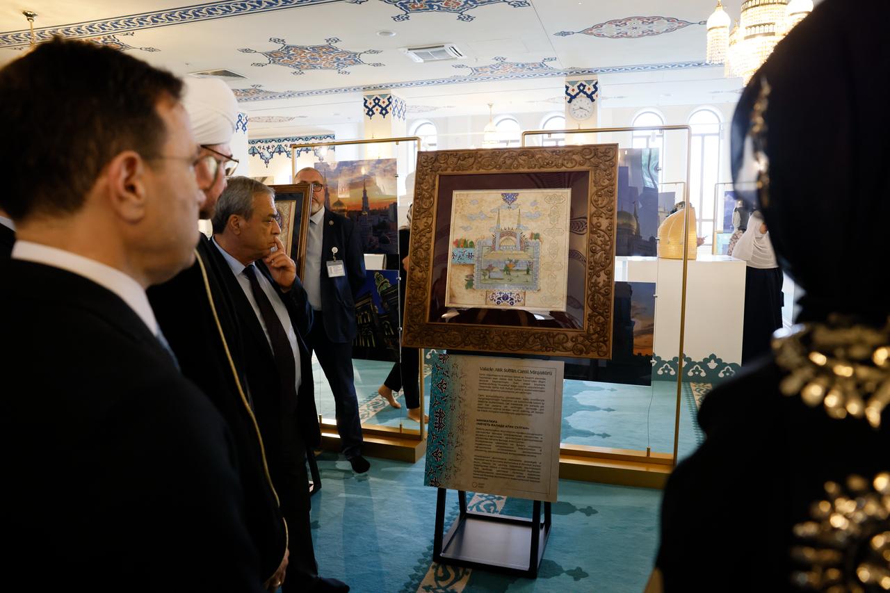 Officials view a miniature artwork during the opening of the “Kubbe-i Mina” exhibition at Moscow Central Mosque in Russia. (AA Photo)