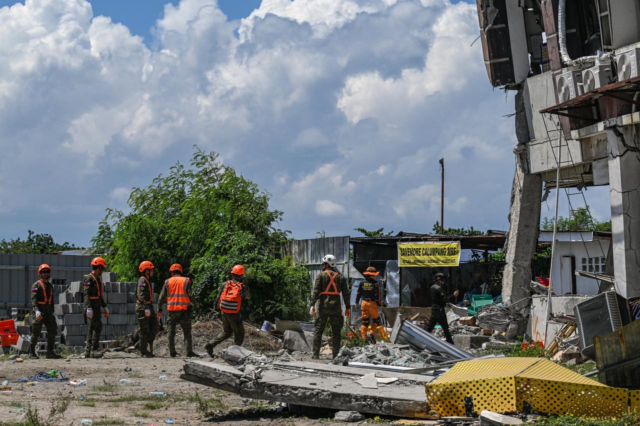 Responders conduct search and rescue operations at the site of a collapsed building after a 7.8 magnitude earthquake in General Santos City, Philippines, June 9, 2026. (AFP Photo)