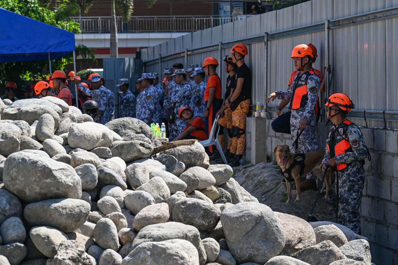 Responders standby as they prepare for search and rescue operations outside a collapsed building after a 7.8 magnitude earthquake in General Santos City, Philippines, June 9, 2026. (AFP Photo)