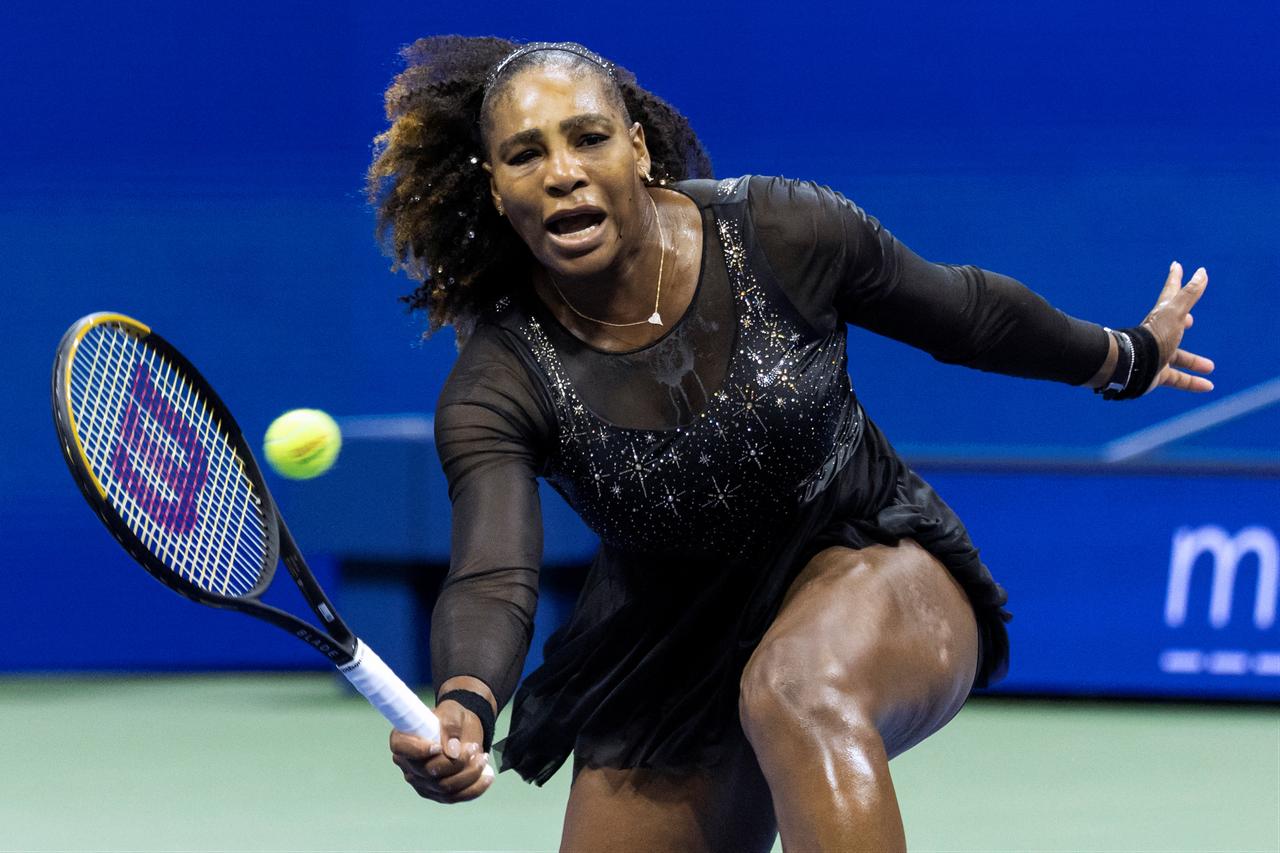 USA's Serena Williams hits a return to Australia's Ajla Tomljanovic during their 2022 US Open Tennis tournament women's singles third round match at the USTA Billie Jean King National Tennis Center in New York, United States on Sep. 2, 2022. (AFP Photo)