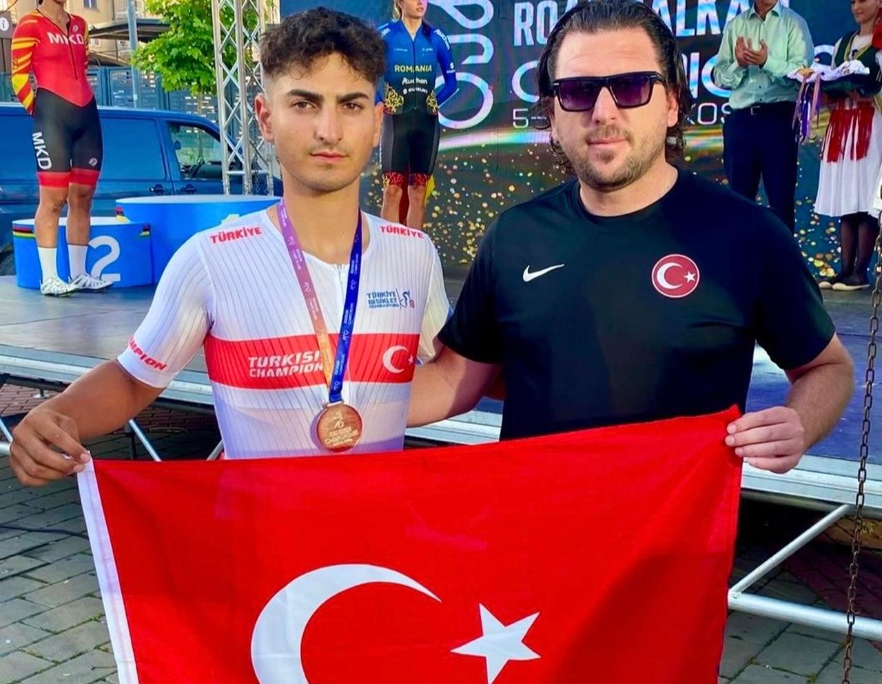 Ege Erulku poses with the Turkish flag after winning silver in the U19 men’s time trial at the 2026 Balkan Road Cycling Championship in Kosovo. (Photo via Turkish Cycling Federation)