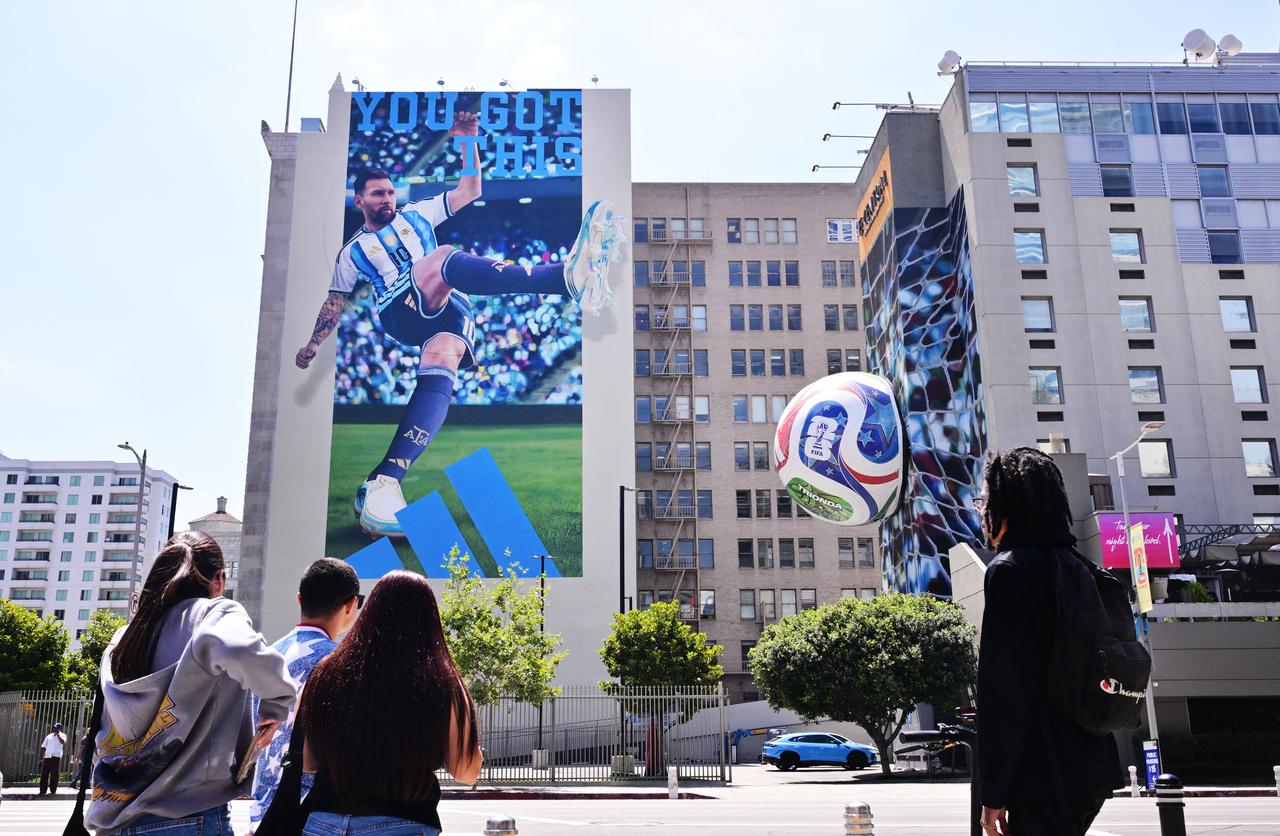 People view a 3D mural of Argentine football star Lionel Messi, created by artist Lyndon J. Barrios Sr., displayed on the exterior of a building in Los Angeles,  United States, on June 8, 2026. (AFP Photo)