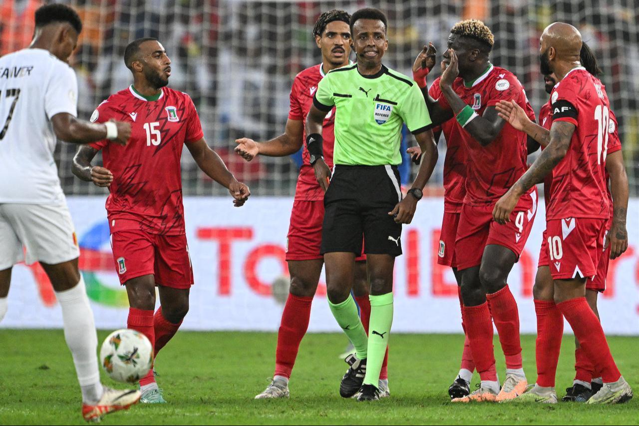 Equatorial Guinea's midfielder #4 Fede Bikoro (2R) speaks with Somali referee Omar Abdulkadir Artan (C) during the Africa Cup of Nations (CAN) 2024 round of 16 football match between Equatorial Guinea and Guinea at the Alassane Ouattara Stadium in Ebimpe, Cote d’Ivoire on January 28, 2024. (AFP Photo)