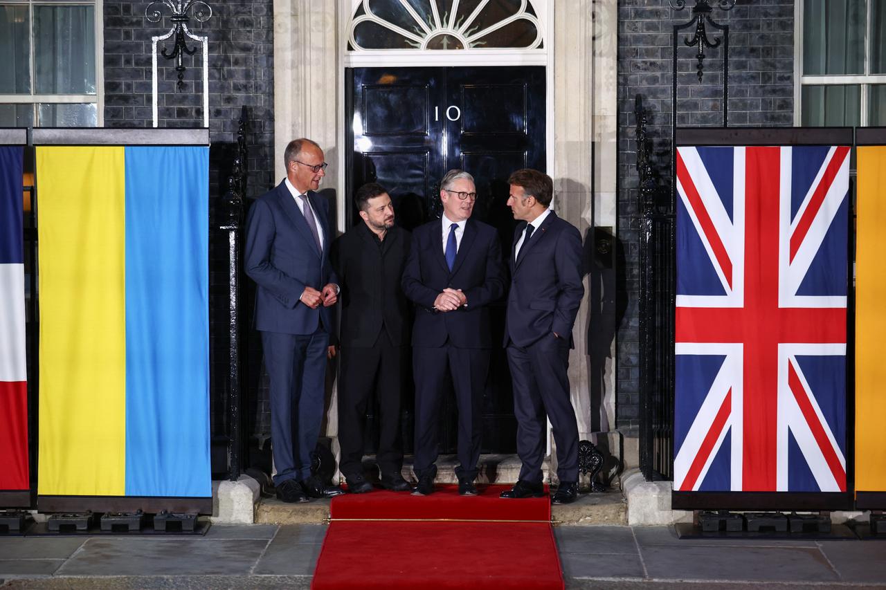 (L to R) Germany's Chancellor Friedrich Merz, Ukraine's President Volodymyr Zelensky, Britain's Prime Minister Keir Starmer and France's President Emmanuel Macron chat on the 10 Downing Street doorstep after a meeting in central London, June 7, 2026. (AFP Photo)