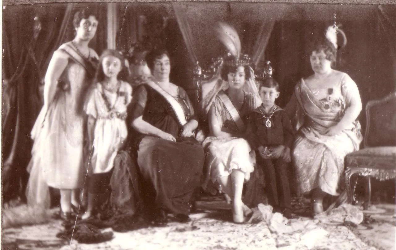 Rukiye Sabiha Sultan is pictured on her wedding day in 1920 with Fatma Ulviye Sultan, Ayse Hatice Hayriye Durrusehvar Sultan, Emine Nazikeda Kadinefendi, Mehmed Ertugrul Efendi and Sehsuvar Hanimefendi. (Photo via Sivekar Kocubey Archive)