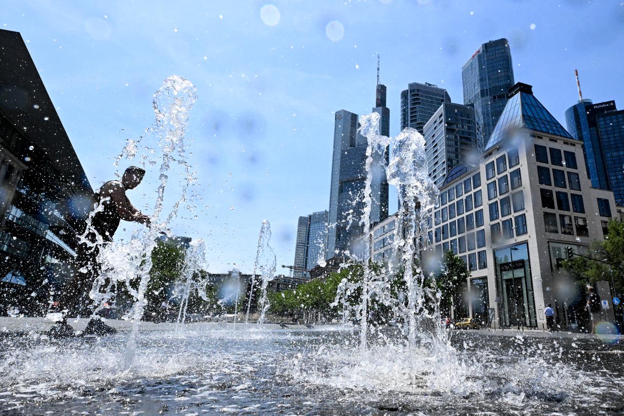 A man cools himself in a fountain outside the banking district in central Frankfurt am Main, western Germany, June 26, 2026. (AFP Photo)