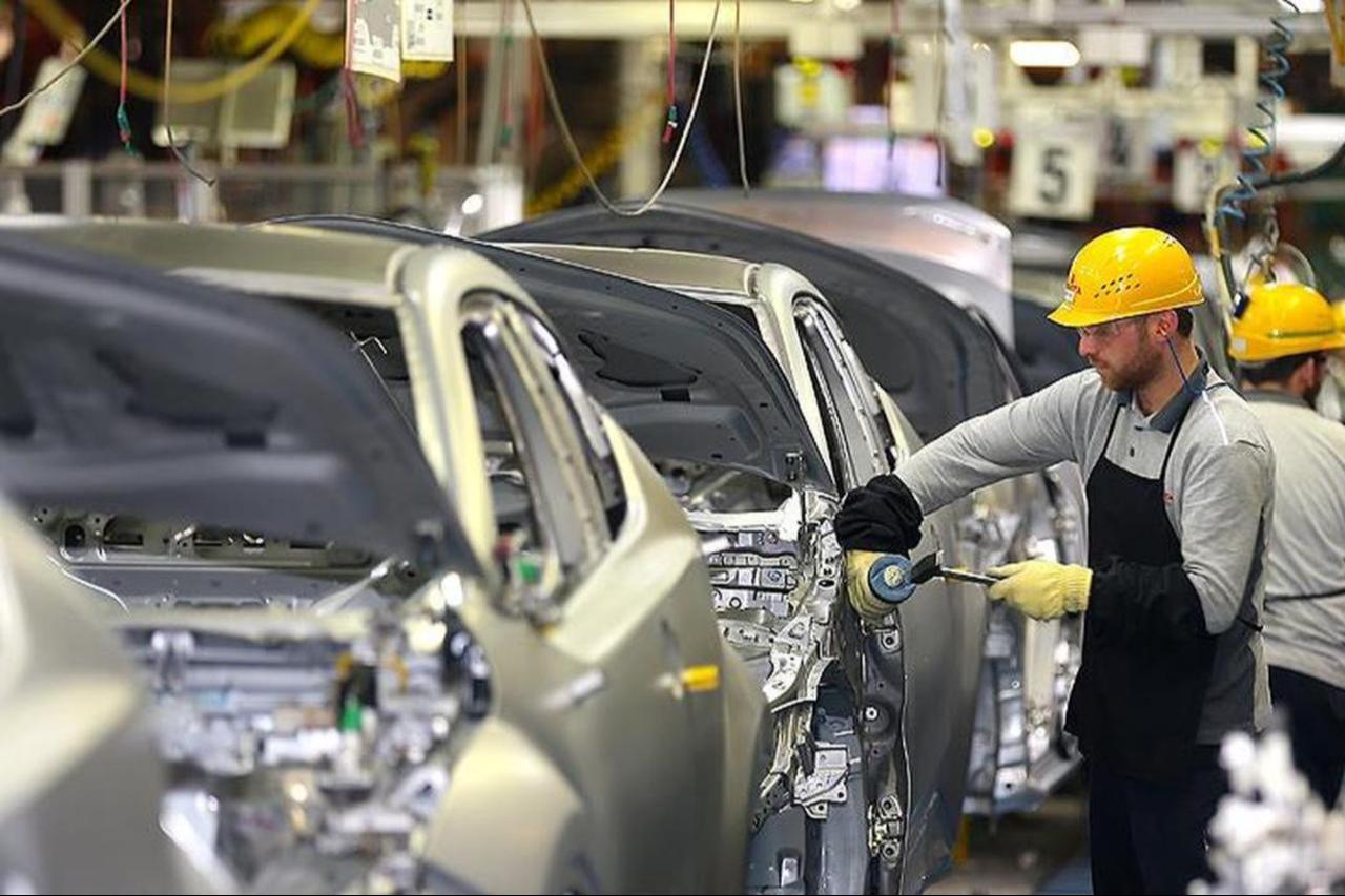 Workers assemble vehicles on a production line at an automotive factory in Türkiye. (AA Photo)