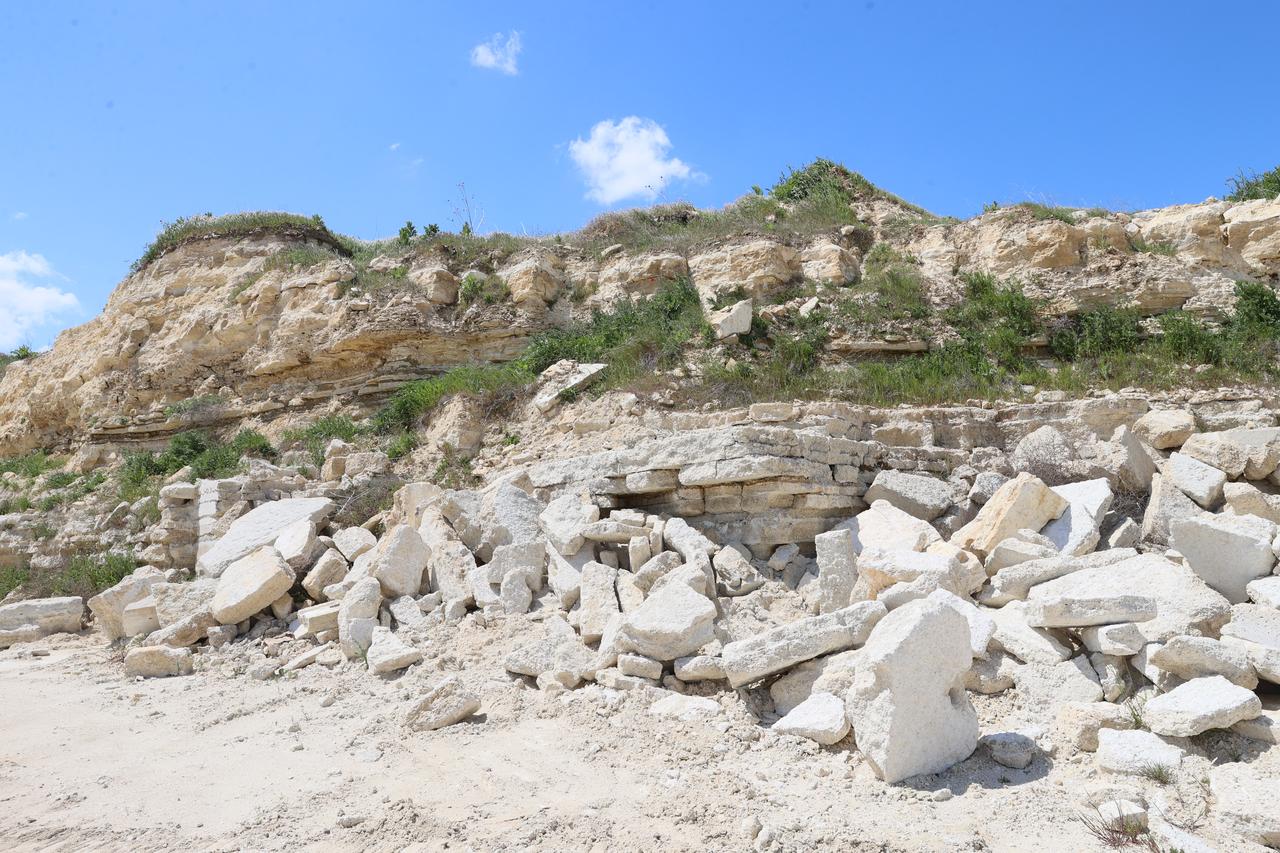 Kufeki stone blocks are seen at a quarry in Edirne's Suloglu district before being used in restoration projects across Türkiye. (AA Photo)