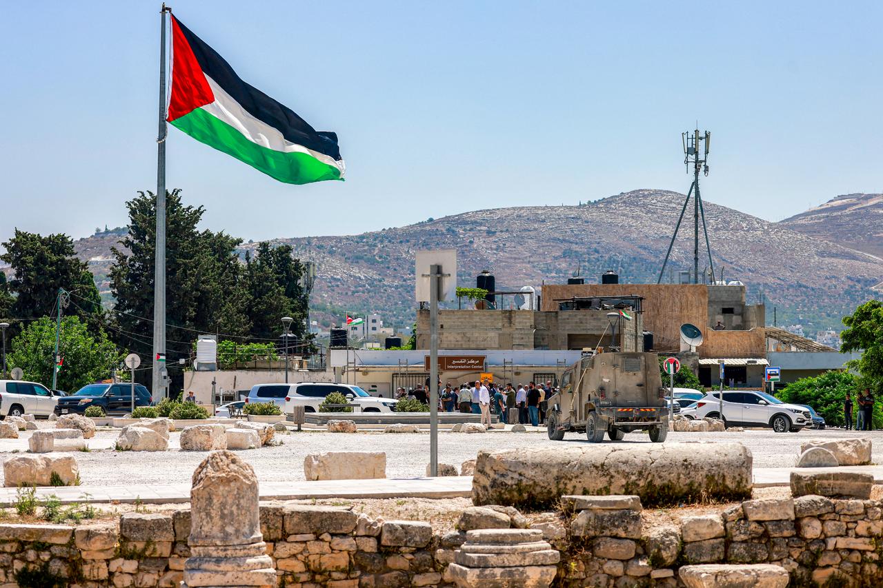 Israeli army blocks West Bank town, cuts all access roads