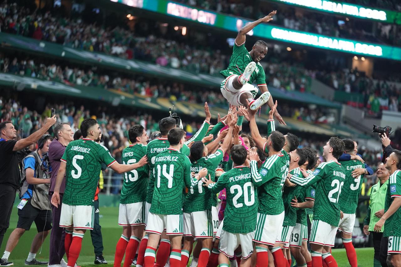 Mexico returns to World Cup last 16 after 40 years with 2-0 win over Ecuador