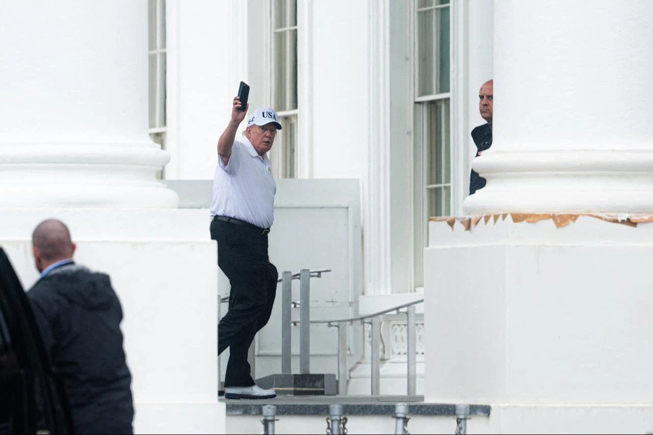 U.S. President Donald Trump returns to the White House after touring the East Potomac Links Golf Course and visiting the site of the proposed triumphal arch. Washington, D.C., June 28, 2026. (AFP Photo)