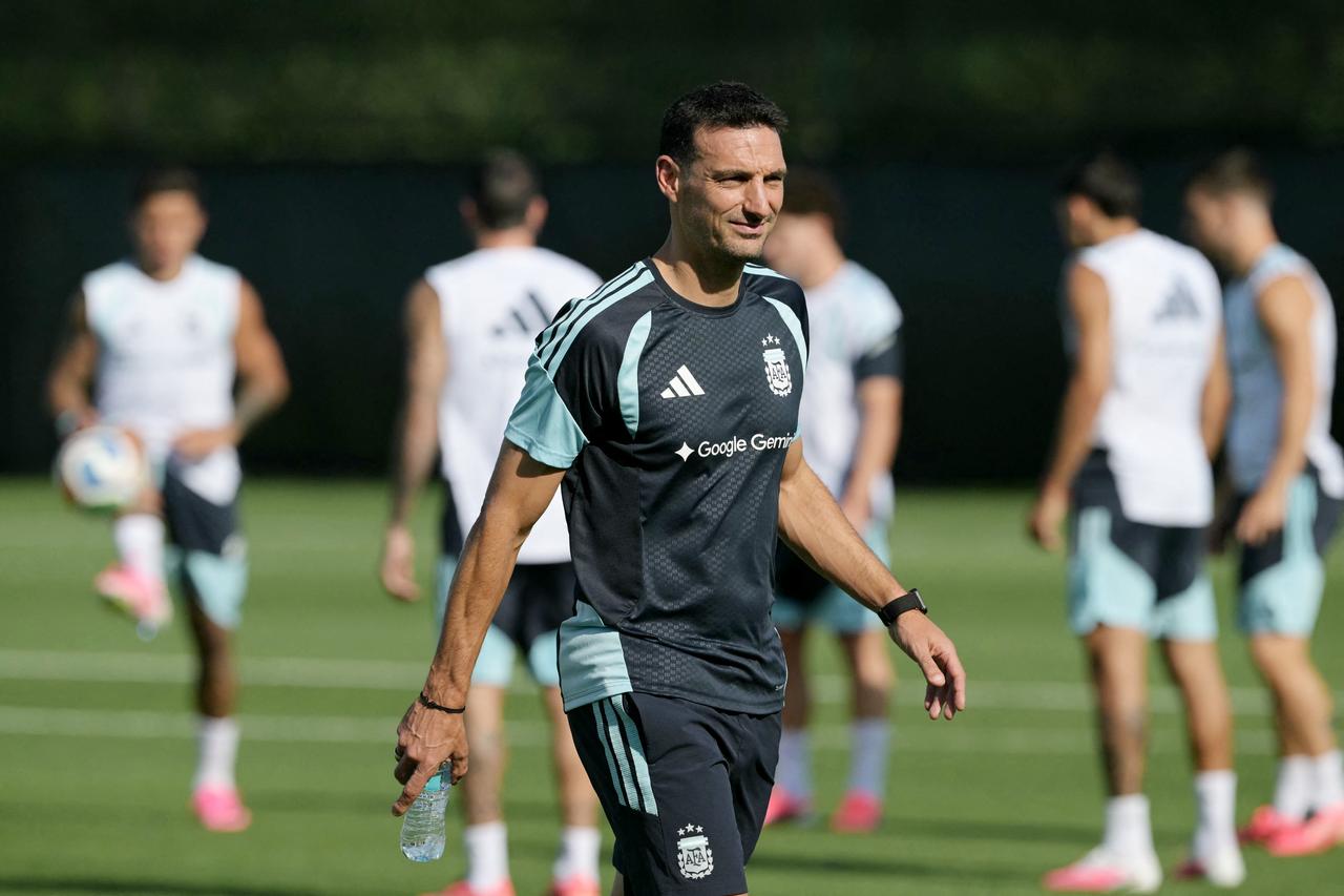 Argentina's head coach Lionel Scaloni takes part in a training session ahead of Argentina's 2026 World Cup football tournament round of 32 match against Cape Verde at Sporting KC Training Centre in Kansas City, June 29, 2026. (AFP Photo)