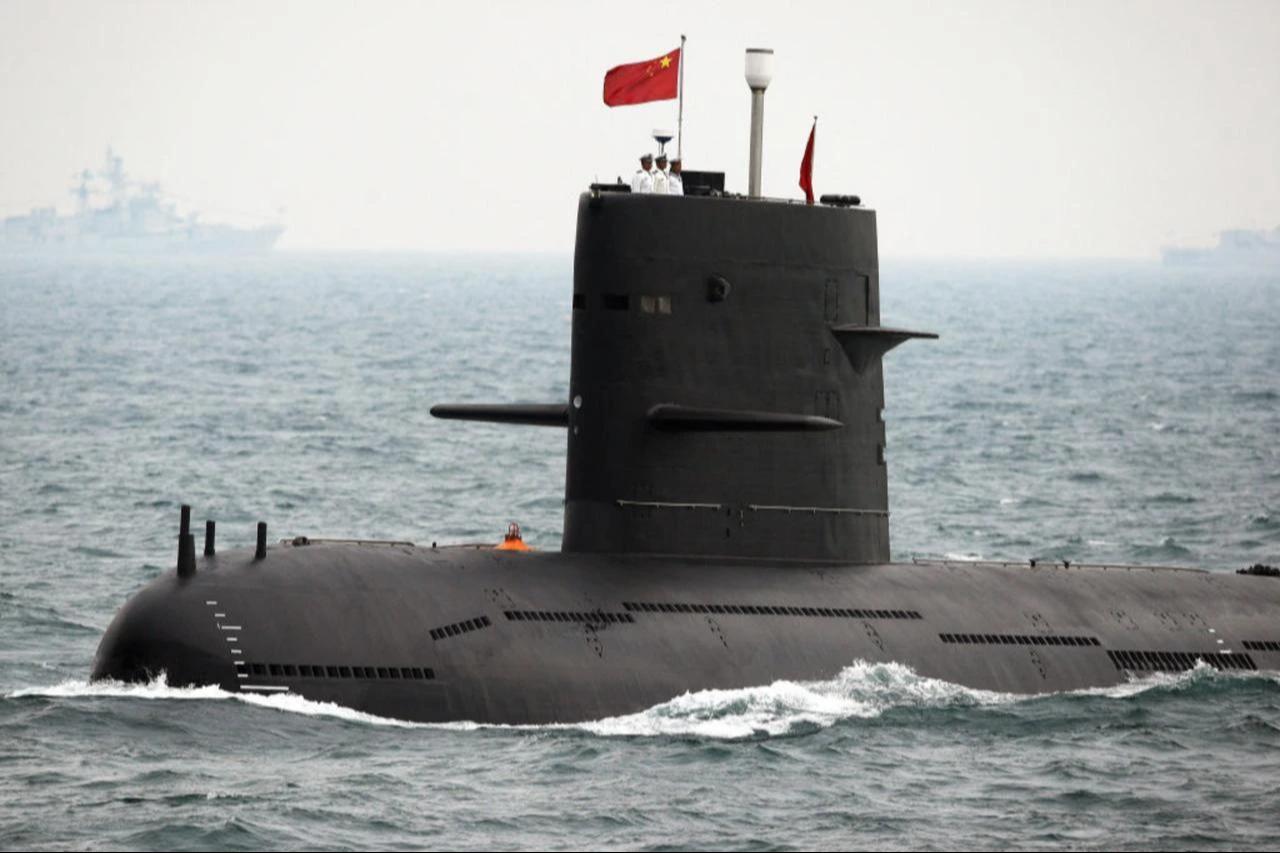 A Chinese Navy submarine attends an international fleet review to celebrate the 60th anniversary of the founding of the People's Liberation Army Navy on April 23, 2009, off Qingdao in Shandong Province. (AFP Photo)
