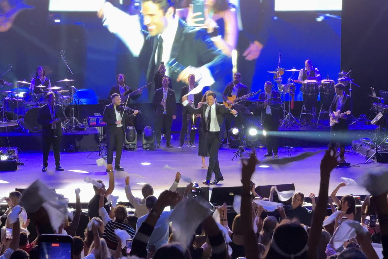 Greek star Konstantinos Argiros performs sold-out Harbiye concert in Istanbul
