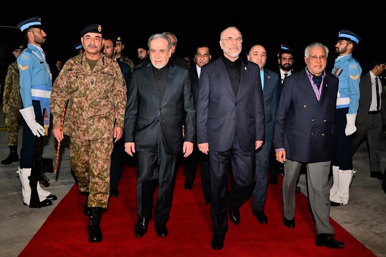 Iran's Foreign Minister Abbas Araghchi (centre L) and Iran’s Parliament Speaker Mohammad Bagher Ghalibaf (centre R) in Islamabad, April 11, 2026. (AFP photo)