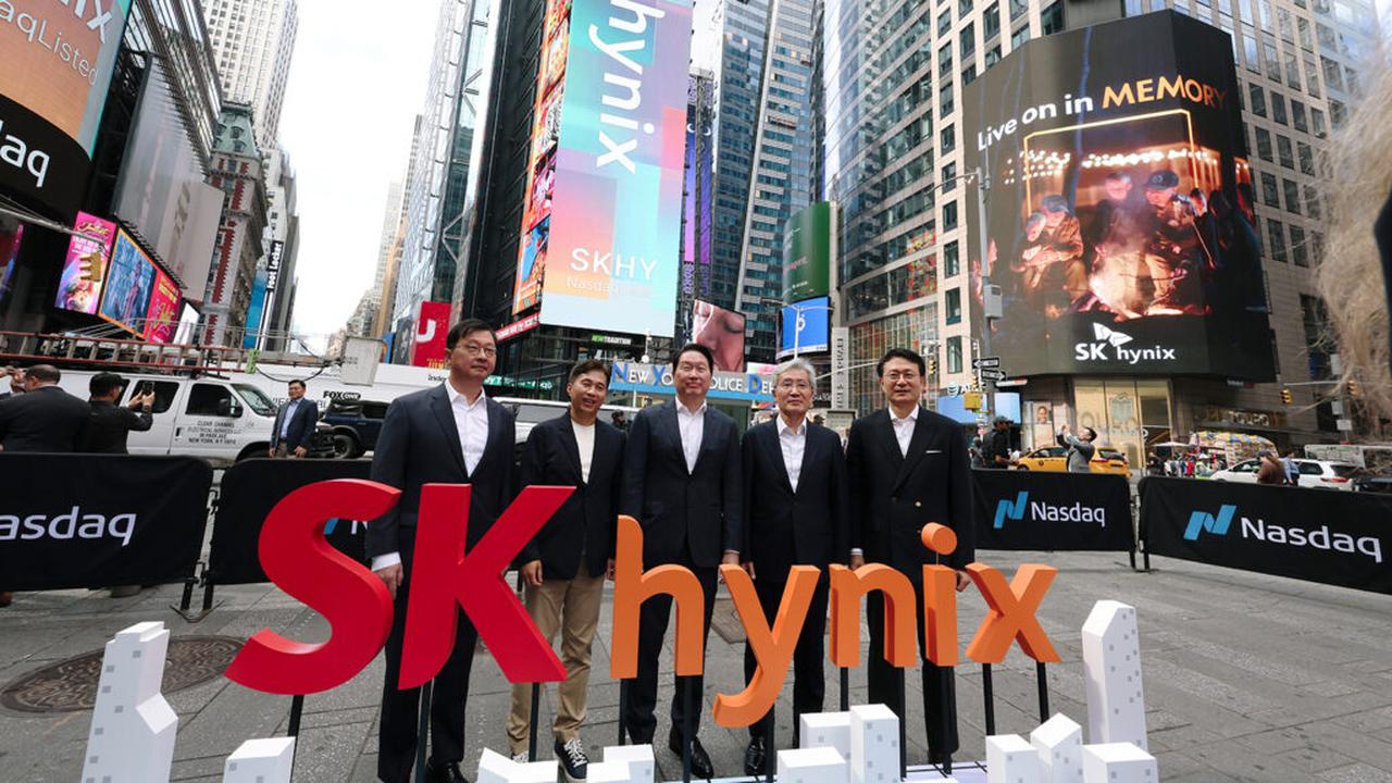 SK’s key executives including SK Group Chairman Chey Tae-won and SK hynix CEO Kwak Noh-Jung, taking a photo in front of the Nasdaq Tower in New York City, July 10, 2026. (Photo via news.skhynix.com)