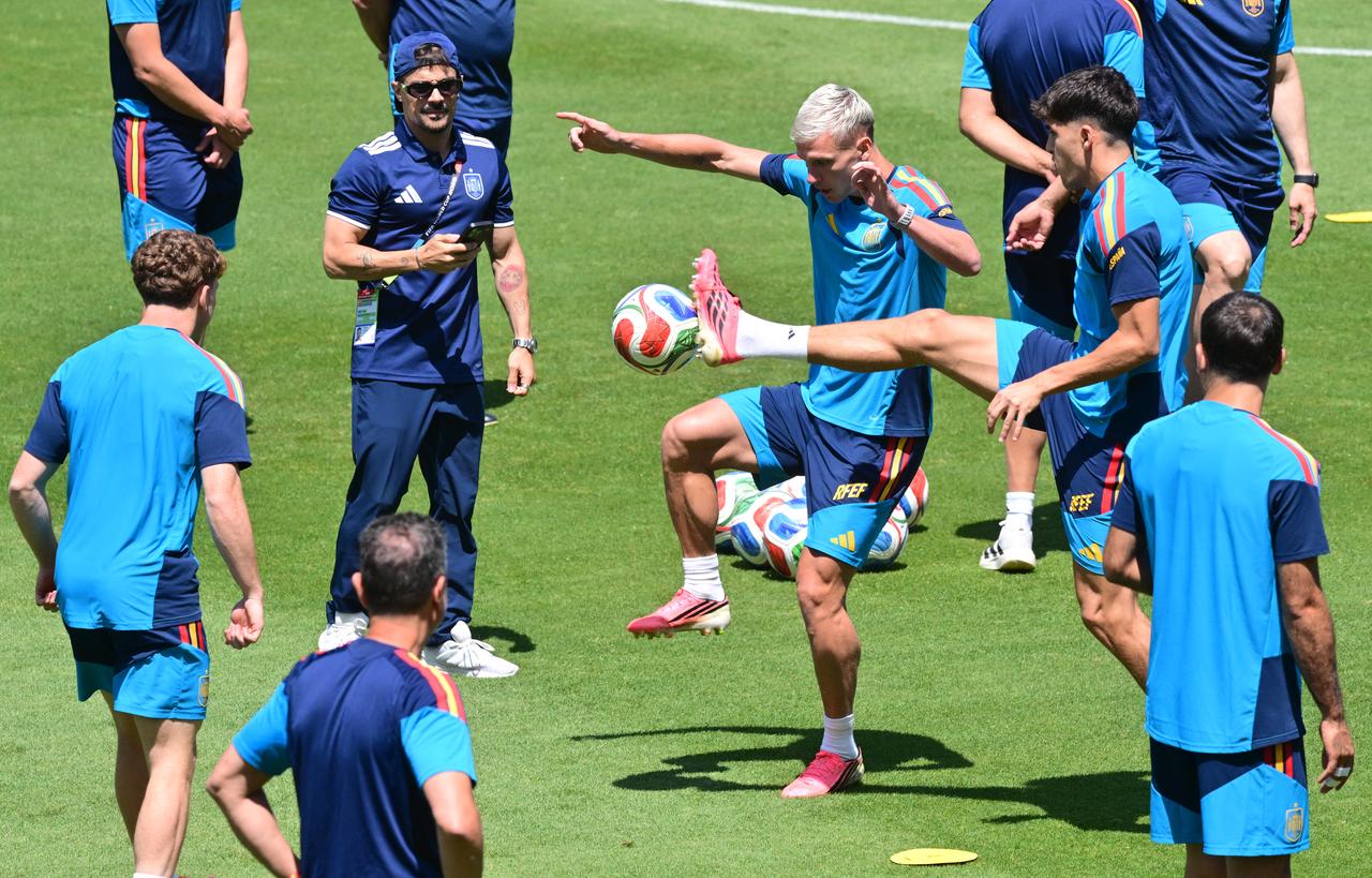 Spain's forward #10 Dani Olmo (C) and teammates take part in an MD-1 training session at Carson Sports Park in Carson, California on July 9, 2026, on the eve of the 2026 World Cup football tournament quarter-final match between Spain and Belgium. (AFP Photo)