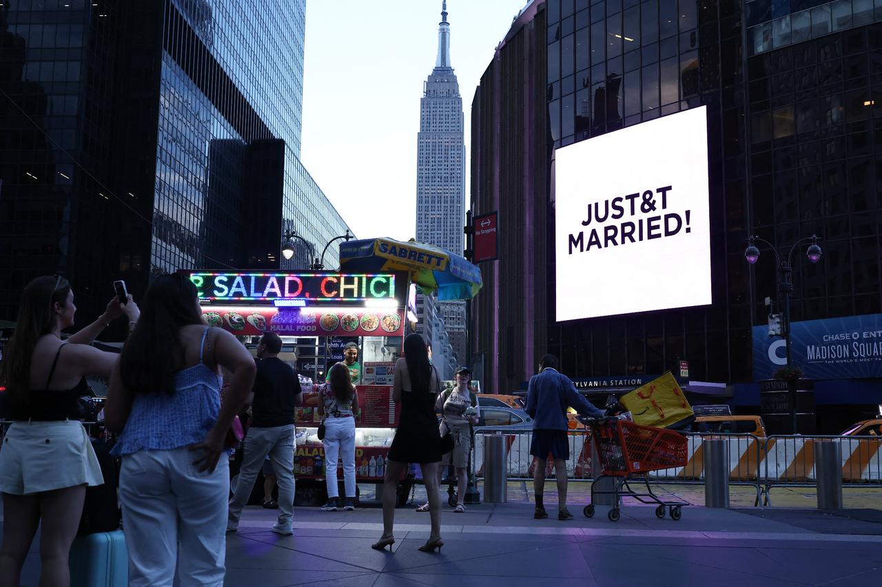 Taylor Swift fans buy trash from pop star's wedding for $25