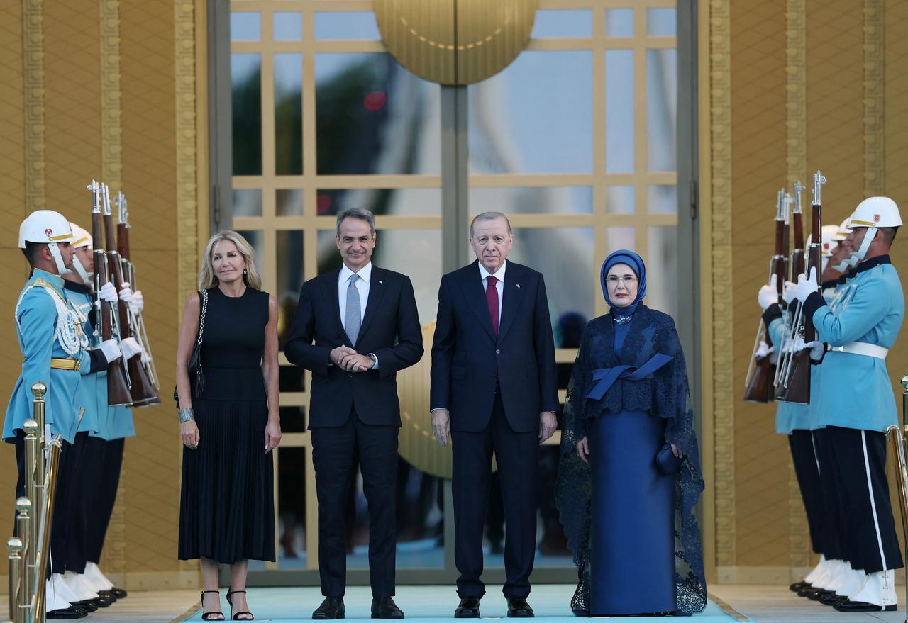 Greece's Prime Minister Kyriakos Mitsotakis (2L) and his wife Mareva Grabowski (L), Türkiye's President Tayyip Erdogan (3L) and his wife Emine Erdogan posing during a reception hosted for heads of stade and government attending the 36th NATO Summit at the Presidential Complex in Ankara, on July 7, 2026. (AFP photo)