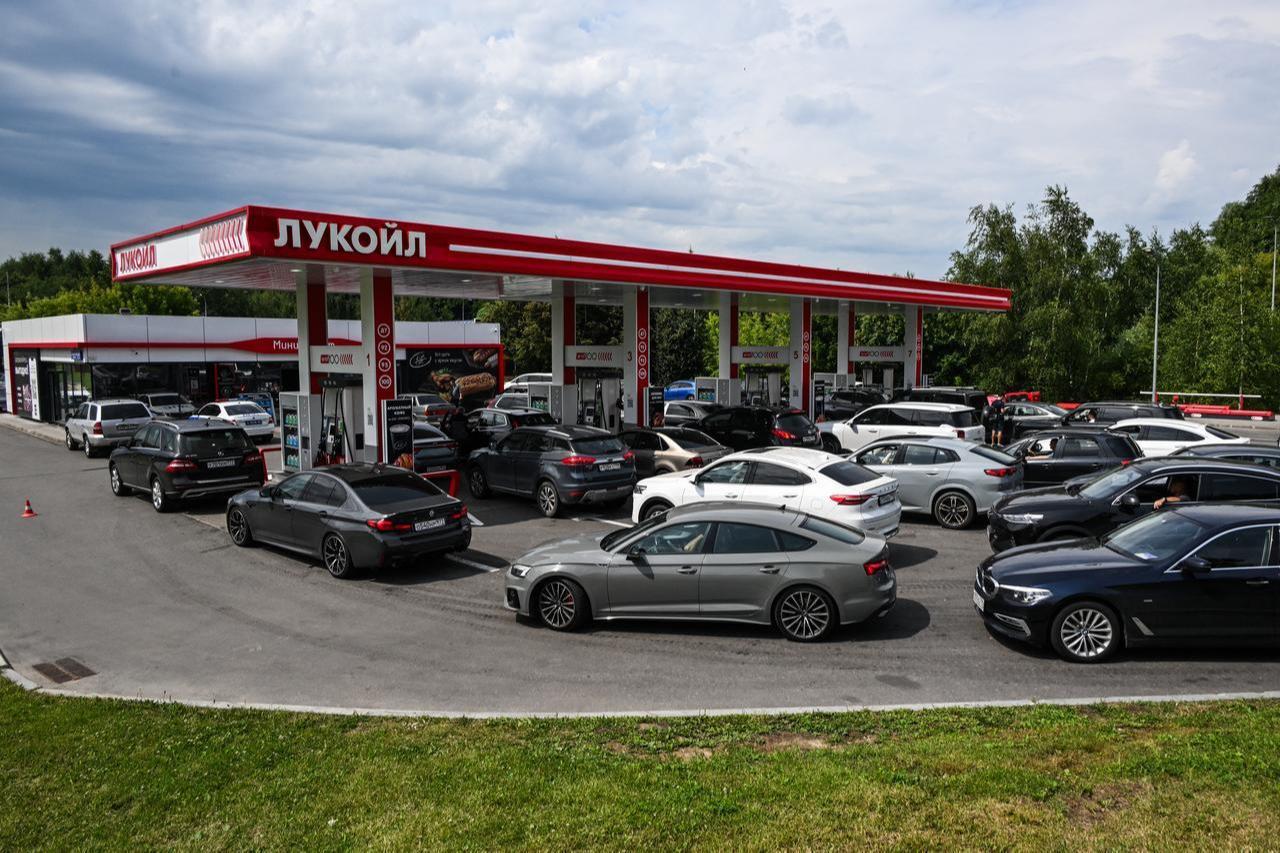 People queue to refuel their cars at a Lukoil petrol station in Moscow, July 10, 2026. (AFP Photo)